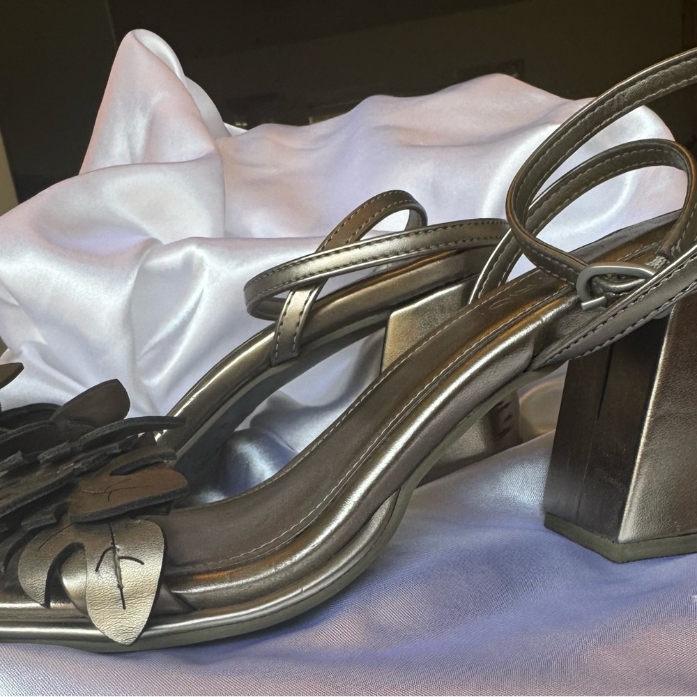 FARM Rio Gold Leaf Sandals - Picture 8 of 11
